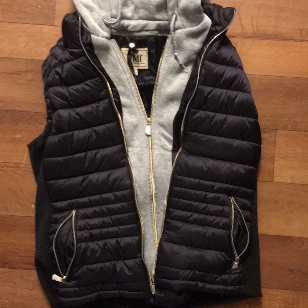 Sleeveless puffy hoodie